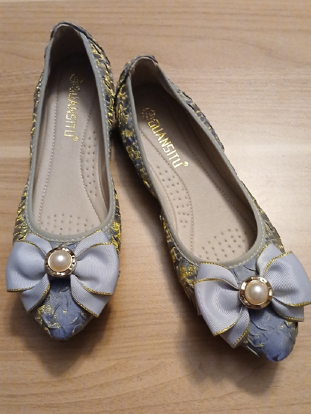 Guansitu Gray "Bow & Pearl" Ballet Flats in Size 7.5